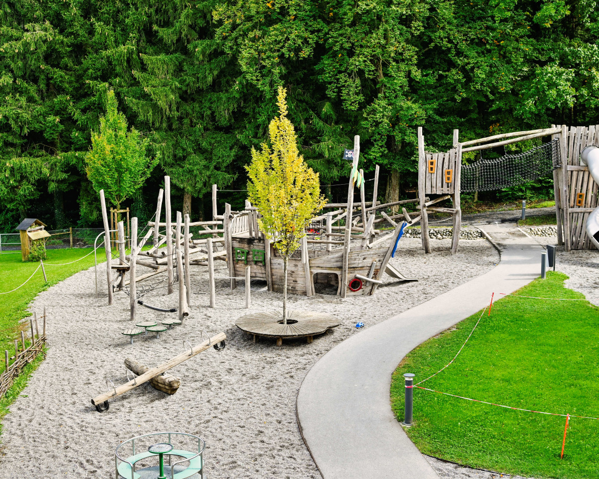 Der Abenteuerspielplatz Waldoase mit eigener Grillstelle begeistert Gross und Klein