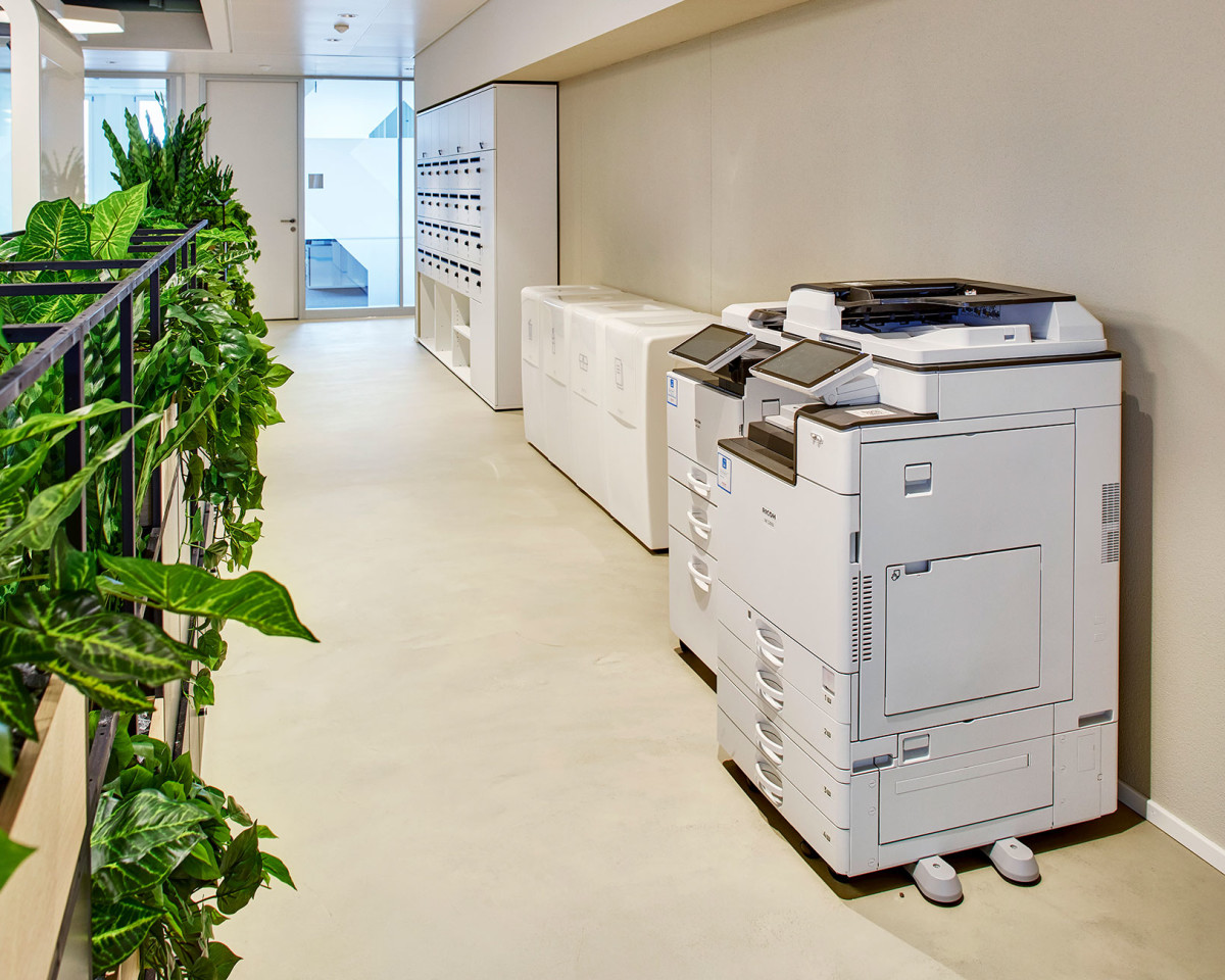 Der tägliche Postservice, die Druckgeräte (fair use) und wöchentliche Office-Reinigung sind im Preis inbegriffen.