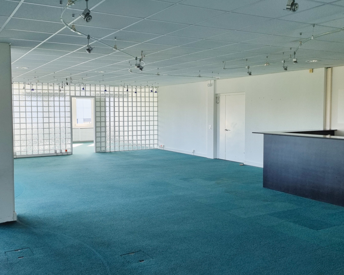 Eingangsbereich und Grossraumbüro