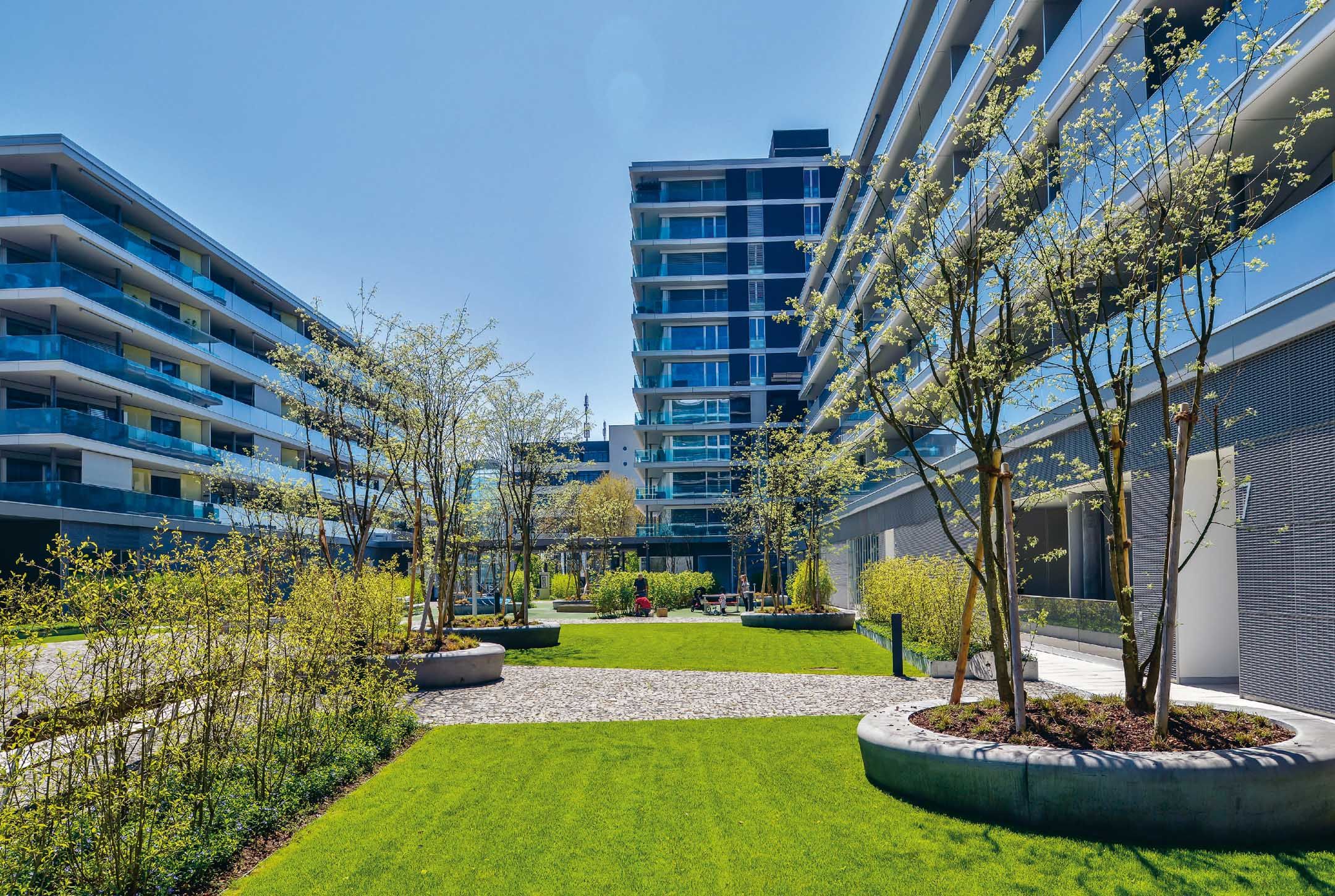 Der begrünte, kinderfreundliche und ruhige Innenhof lädt zum Verweilen ein.<br>Foto: Alfons Gut