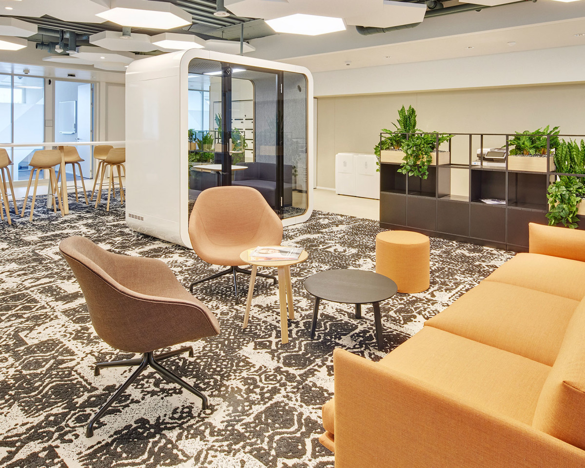 Die komfortablen Lounges laden zu einer kurzen Pause oder einem informellen Austausch ein.