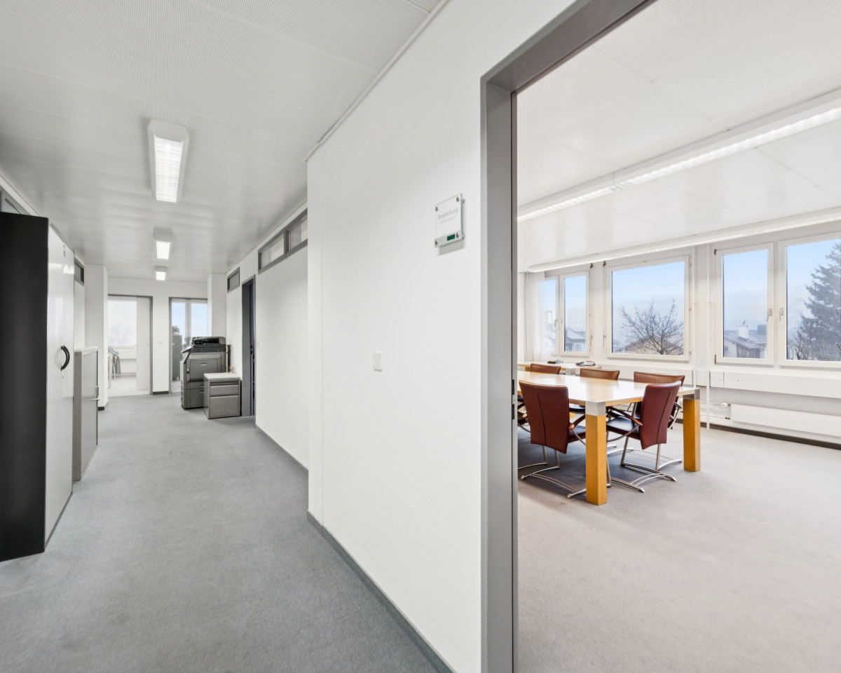 Korridor mit Blick ins Sitzungszimmer