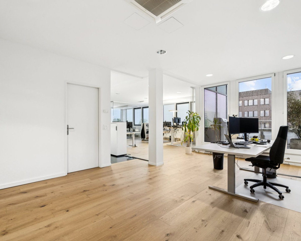 Lichtdurchflutete Büros mit Parkettboden