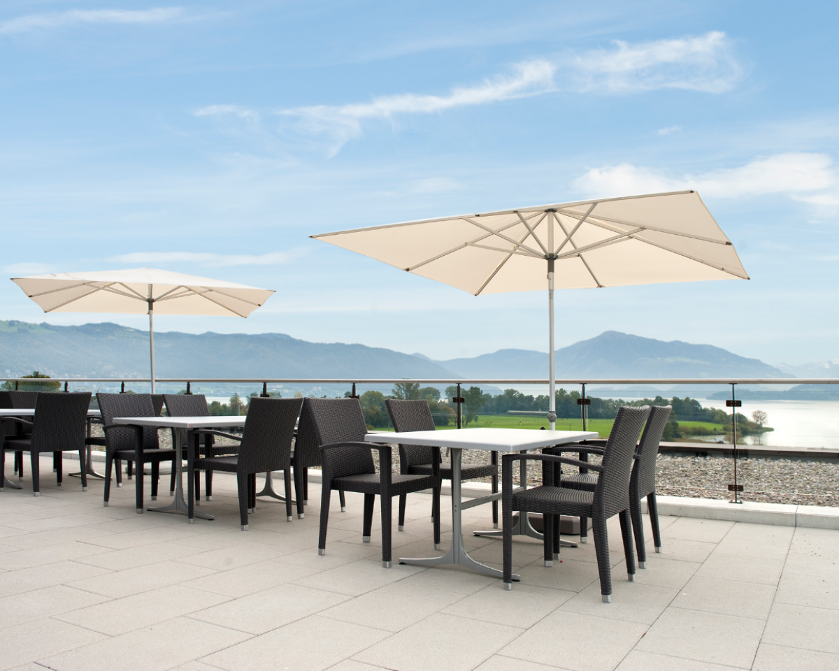 Seesicht und Sonne – Die ideale Terrasse für ein entspanntes Mittagessen