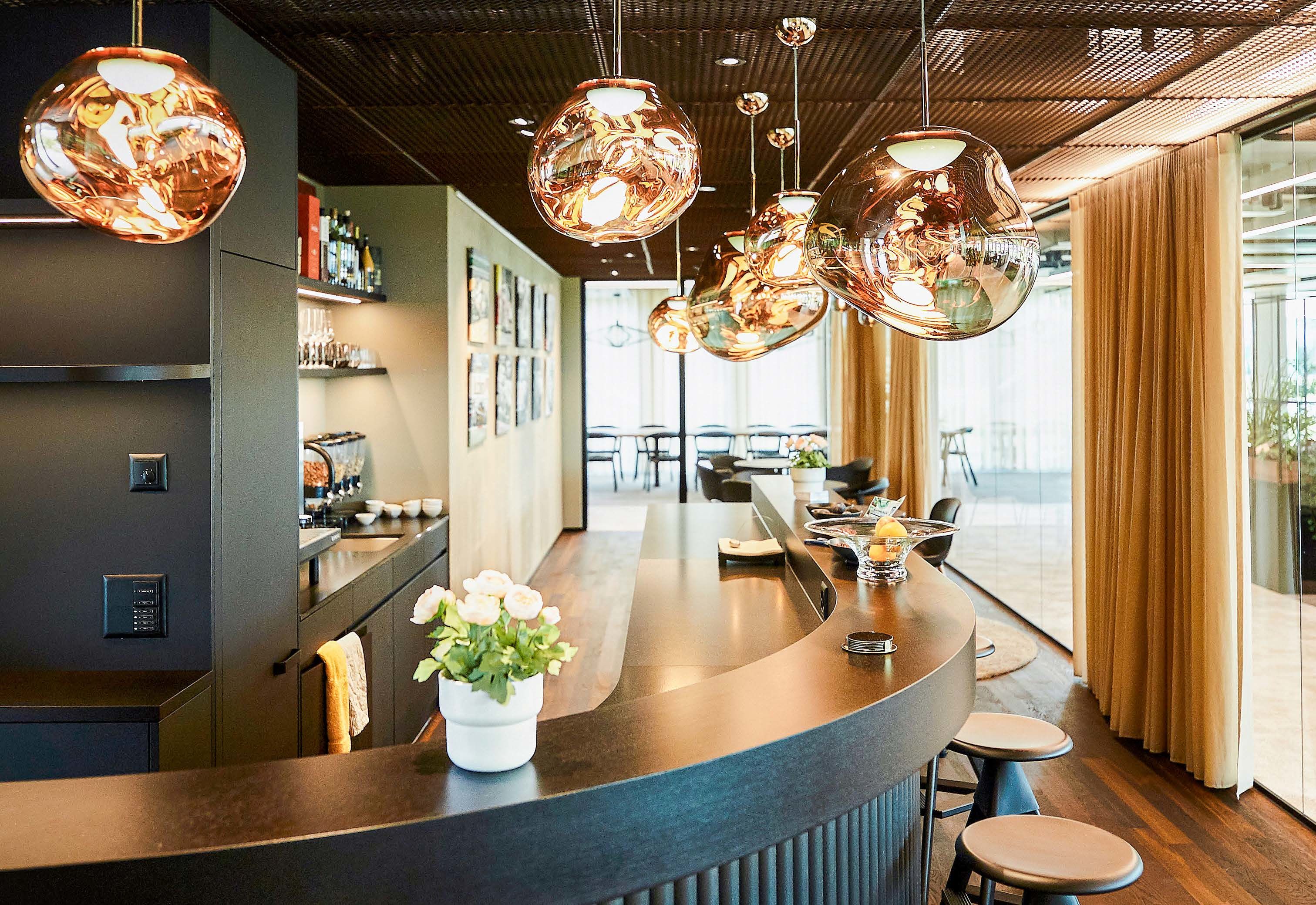 Perfekt für die Kommunikation und den direkten Austausch: die stylische James-Bond-Bar.