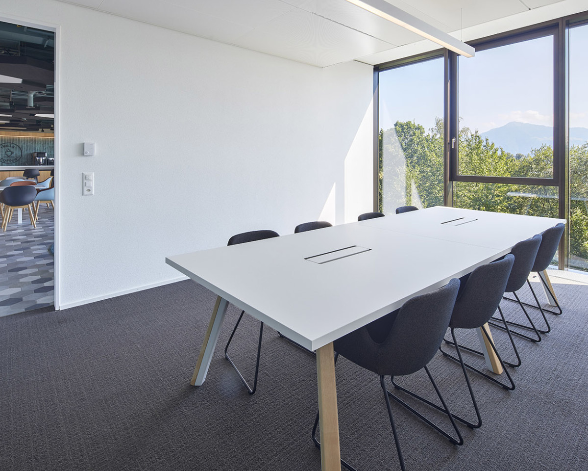 Buchbarer Meetingraum mit modernster Ausstattung, zeitgemässe Technik und Panoramaaussicht.