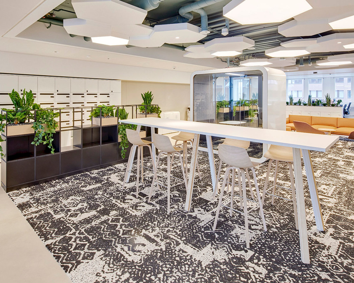 Die Hochtische und Lounges laden für ein Gespräch unter Büronachbarn ein.