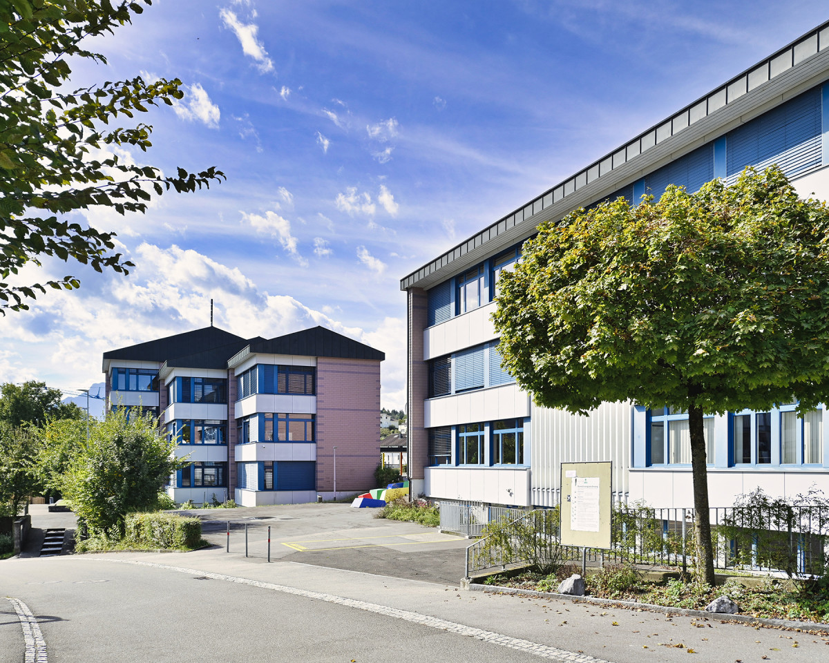 Die Schulanlage Hinterleisibach mit Kindergarten, Primarschulklassen 1-4 sowie der Sekundarschule befindet sich in unmittelbarer Nähe