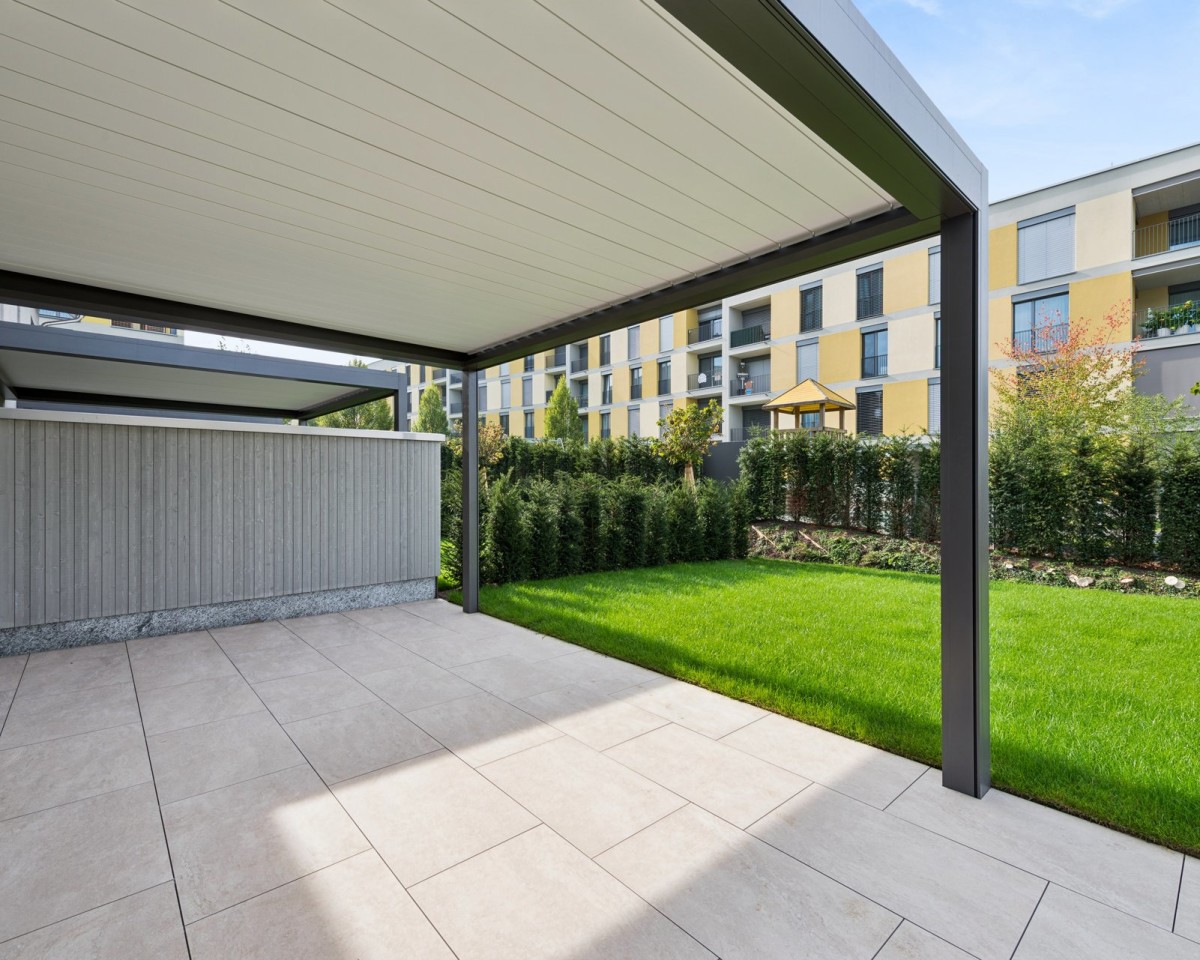 Sonne oder Schatten nach Wunsch: privater Garten mit flexiblem Lamellendach