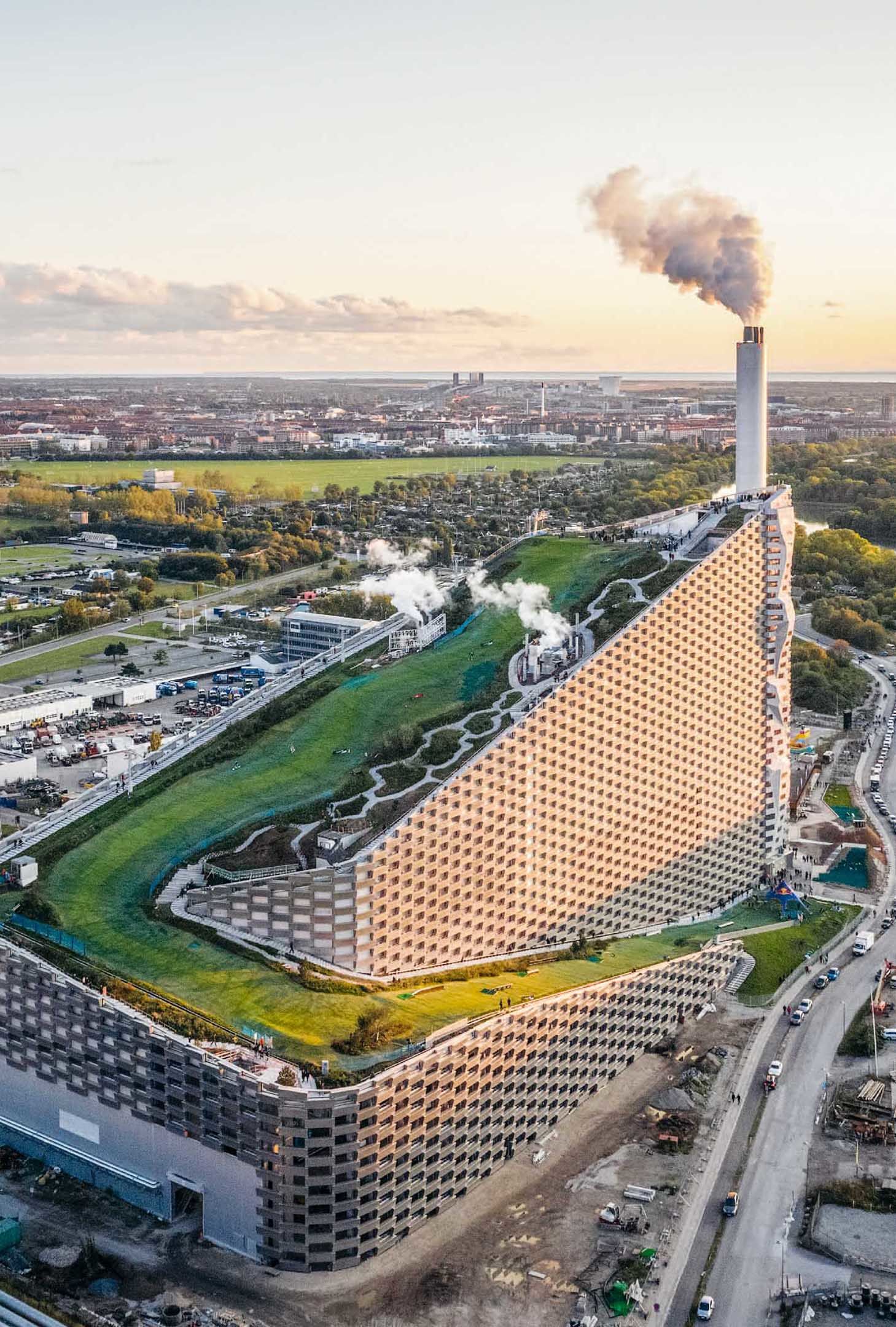 Le toit de l'usine d'incinération des déchets à Copenhague est un but d'excursion prisé. Le «CopenHill» accueille une piste de ski, des sentiers de randonnée et de course bordés d'arbres, une paroi d'escalade haute de 85 mètres, des places de jeux et une plateforme panoramique avec café.<br>Photo: BIG, Rasmus Hjortshøj