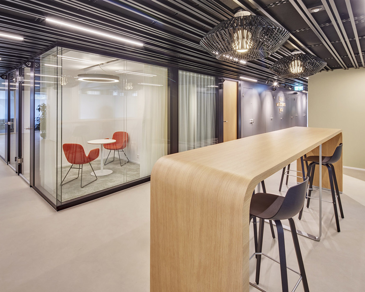 Die Hochtische laden für ein Gespräch unter Büronachbarn ein und die Telefonboxen bieten Ihnen die Möglichkeit Gespräche ganz privat zu führen.