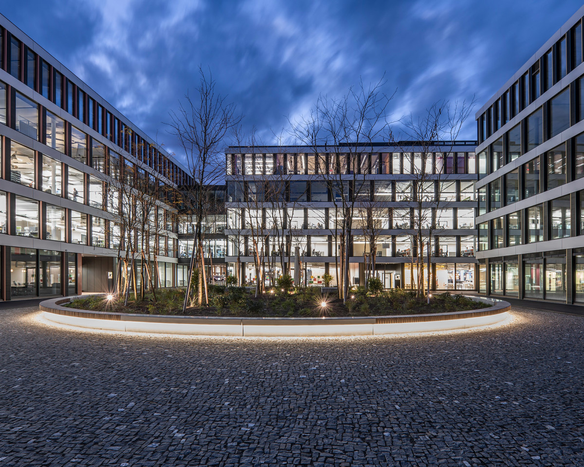 Begrünter Innenhof bei Nacht