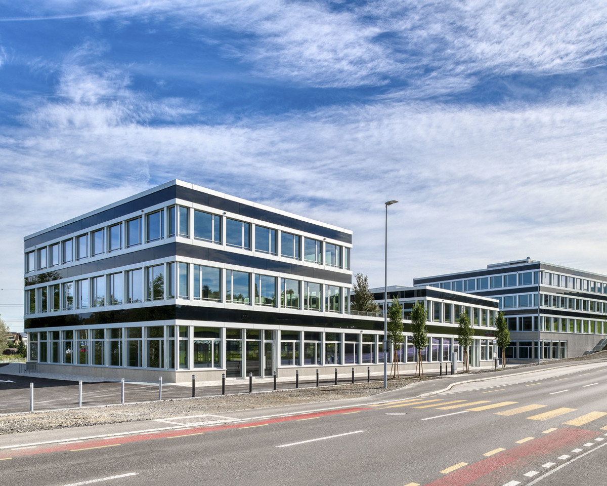 Kreuzung Dorf-, Hauptstrasse in Richtung Dorfzentrum Buchrain