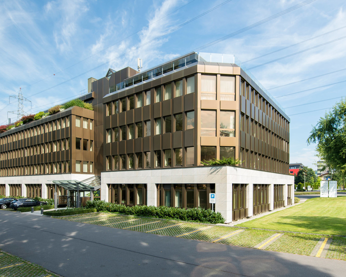 Südansicht des Geschäftshauses Neuhof – mit markanter, bronzener Metallfassade