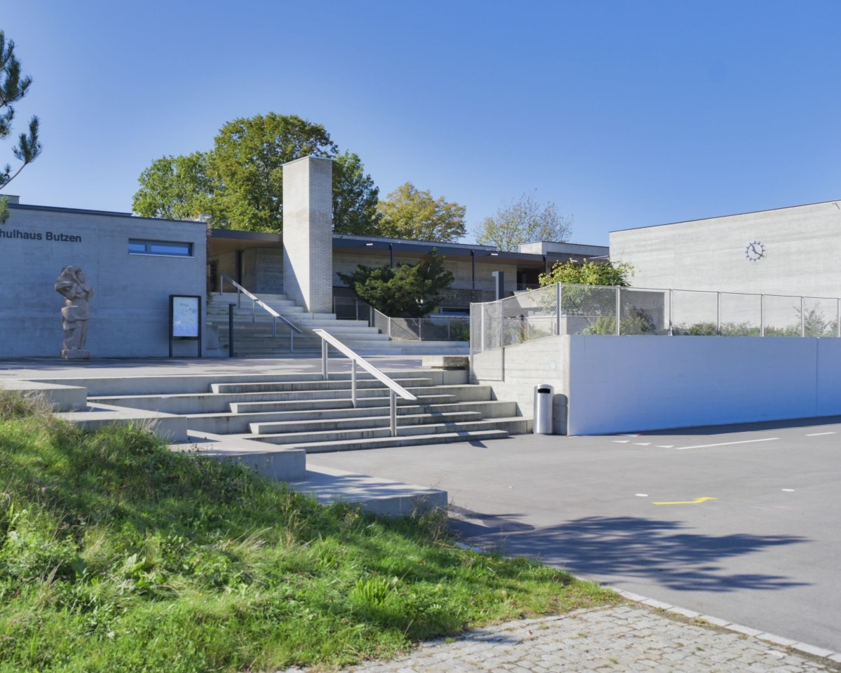 Verschiedene Kindergärten und Schulhäuser sind in 4 bis 14 Gehminuten erreichbar