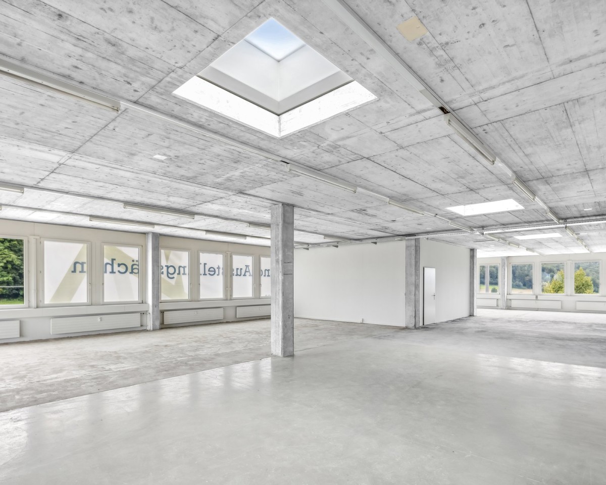 Helles Eckbüro mit Oblichtern