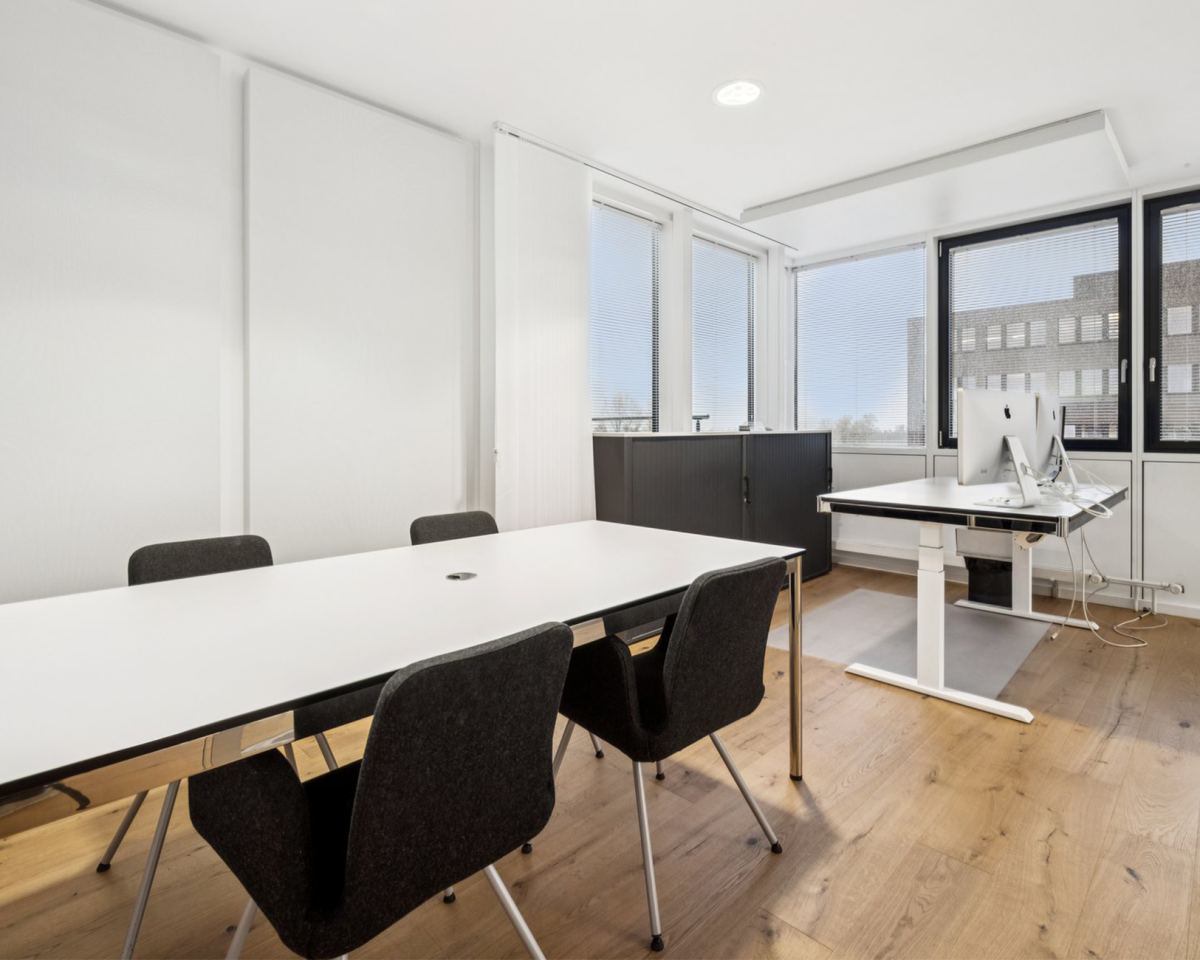 Einzelbüro mit Platz für Besprechungstisch