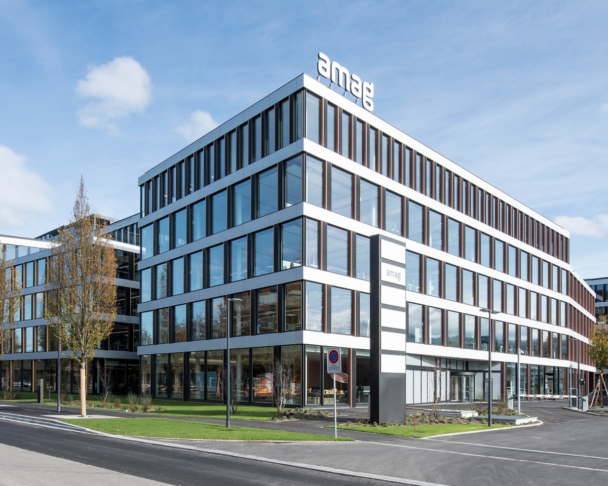 Einfahrt auf das Areal mit amag Gebäude