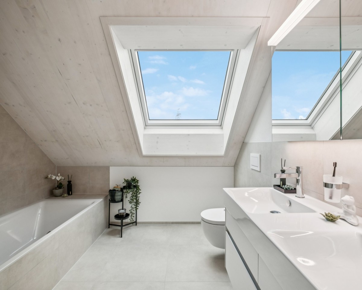 Grosszügige Nasszelle mit Badewanne und modernem Dusch-WC (Geberit AquaClean Alba)