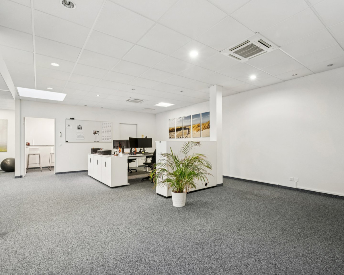 Grosszügige Arbeitsbereiche mit Teppichboden
