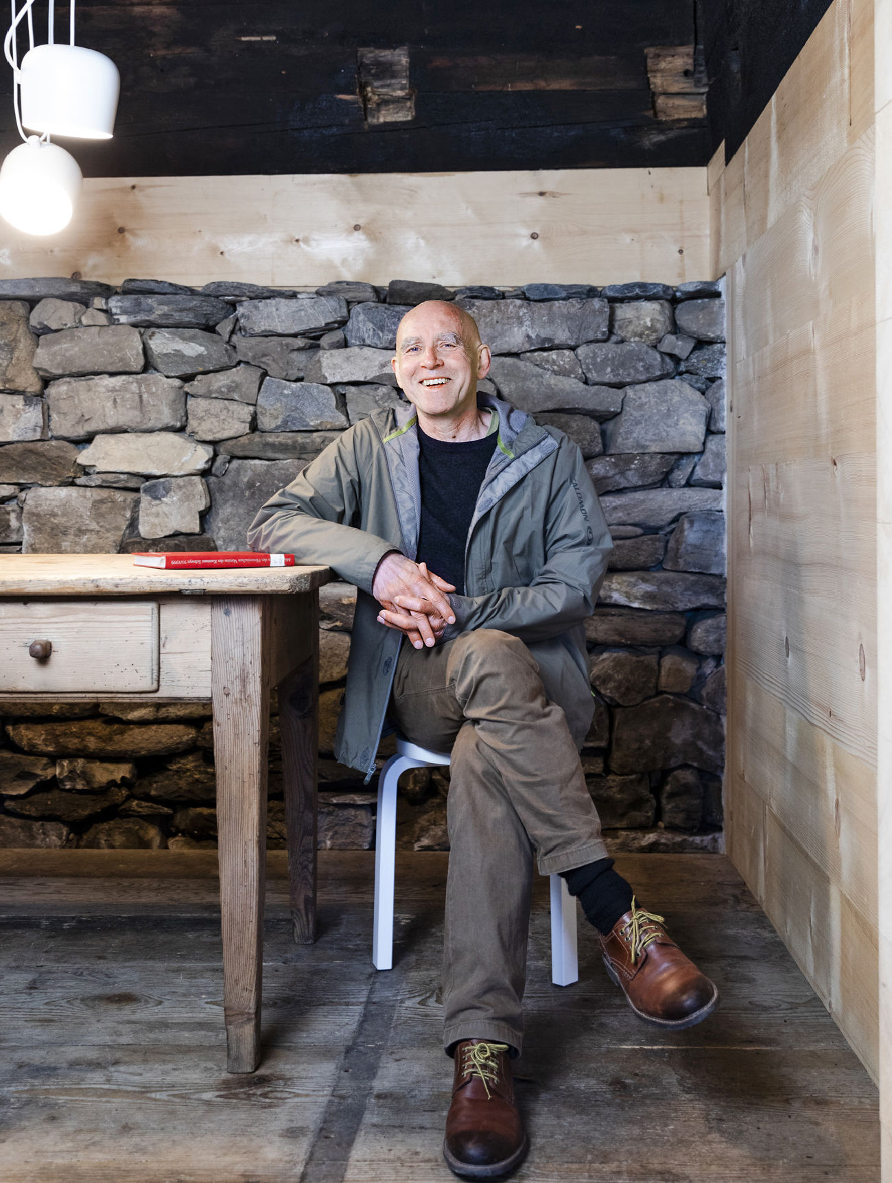 Benno Furrer, born in 1953, is a native of Uri and a graduate of the University of Zurich with a degree in geography. He is author of the volumes “Uri” (1985) and “Schwyz und Zug” (1994) from the “Bauernhäuser der Schweiz” series. He has been Scientific Director of the Swiss farmhouse research project since 1989.