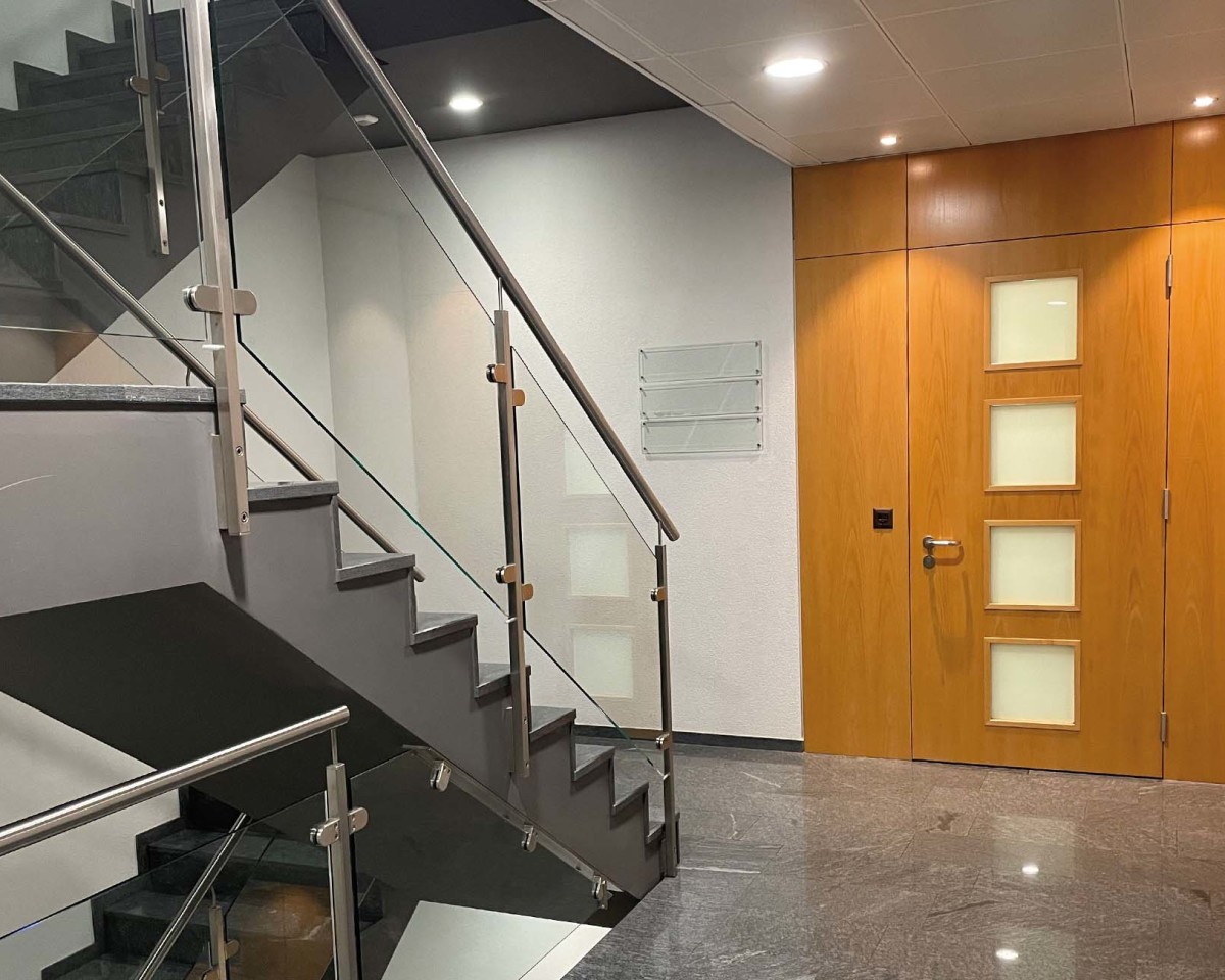 Treppenhaus mit Natursteinboden