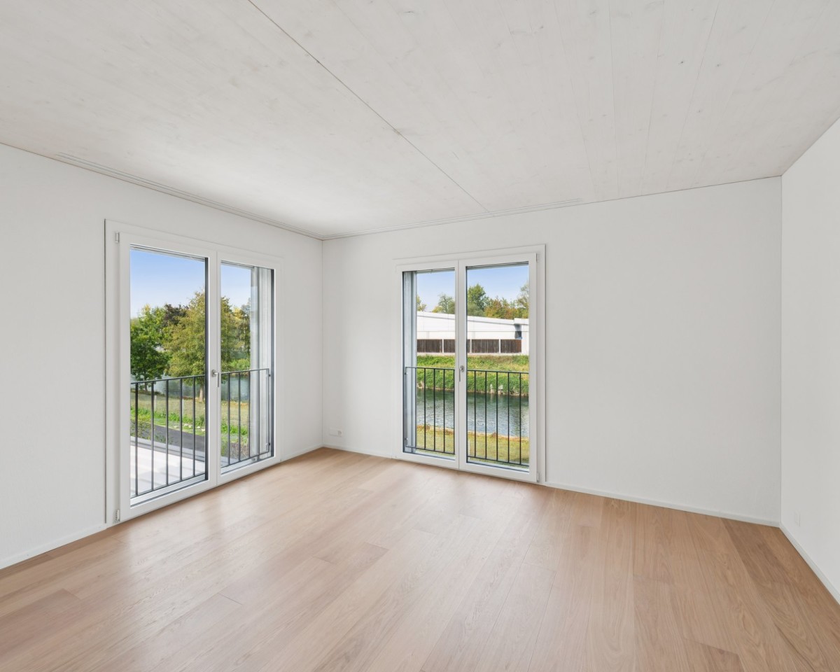 Grosszügiges Zimmer mit bodentiefen Fenstern und naturnahem Ausblick