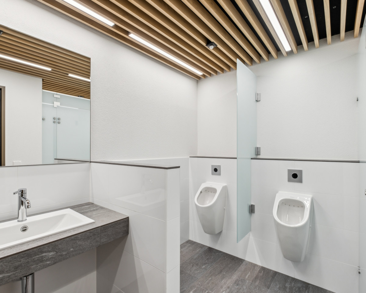 Moderne Toiletten (M/F) auf der Etage