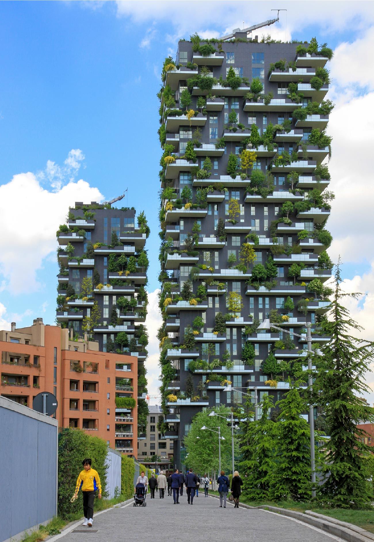 In Mailand hat der Architekt Stefano Boeri die beiden Hochhäuser Bosco Verticale gestaltet. In die Gebäudehülle der beiden 119 und 87 Meter hohen Türme ist ein vertikaler Wald integriert, der Platz für rund 20'000 Pflanzen und 800 Bäume bietet.<br>Foto: iStock/giuliano2022