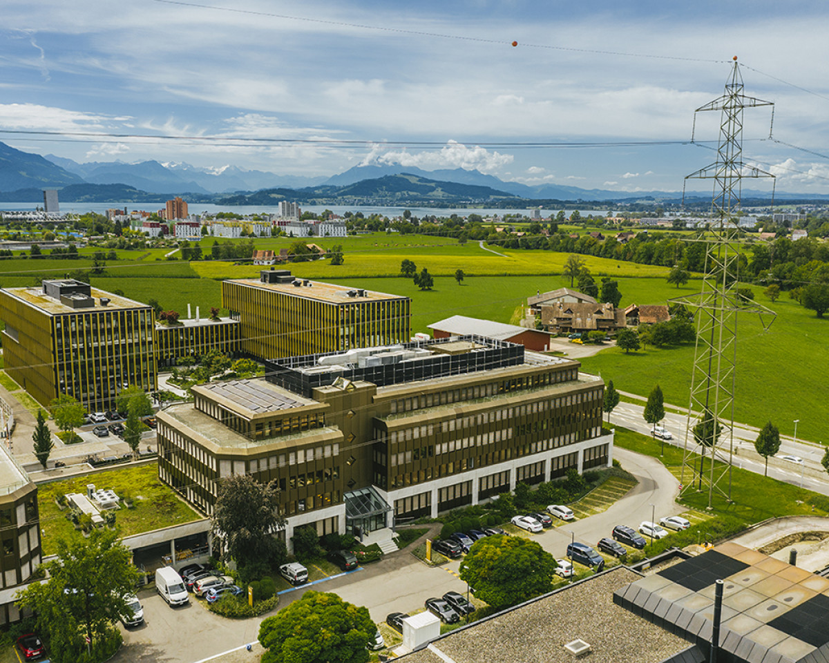 Blick von oben: Neuhof-Gebäude und die idyllische Natur rund um den Zugersee