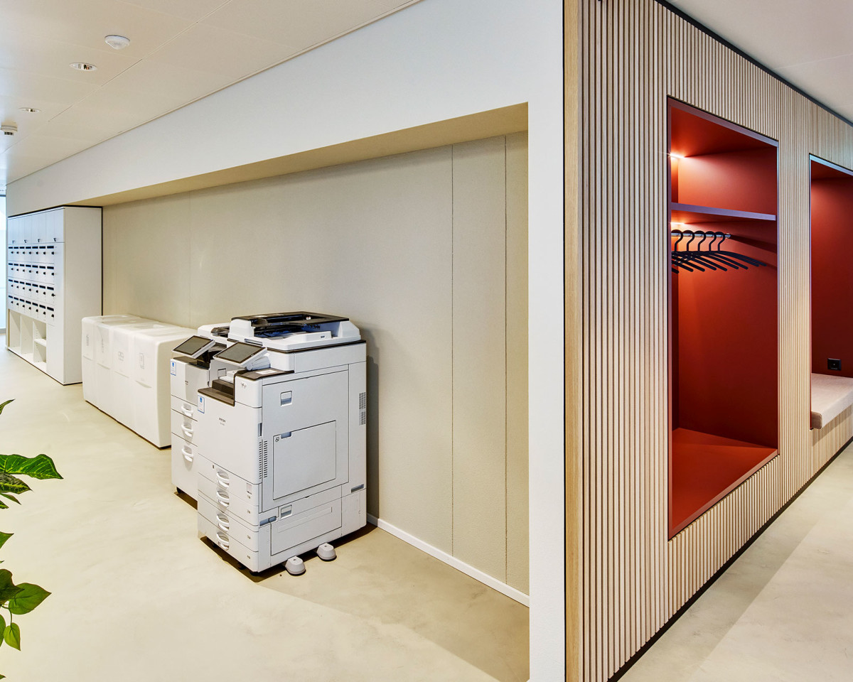 Der tägliche Postservice, die Druckgeräte (fair use) und wöchentliche Office-Reinigung sind im Preis inbegriffen.