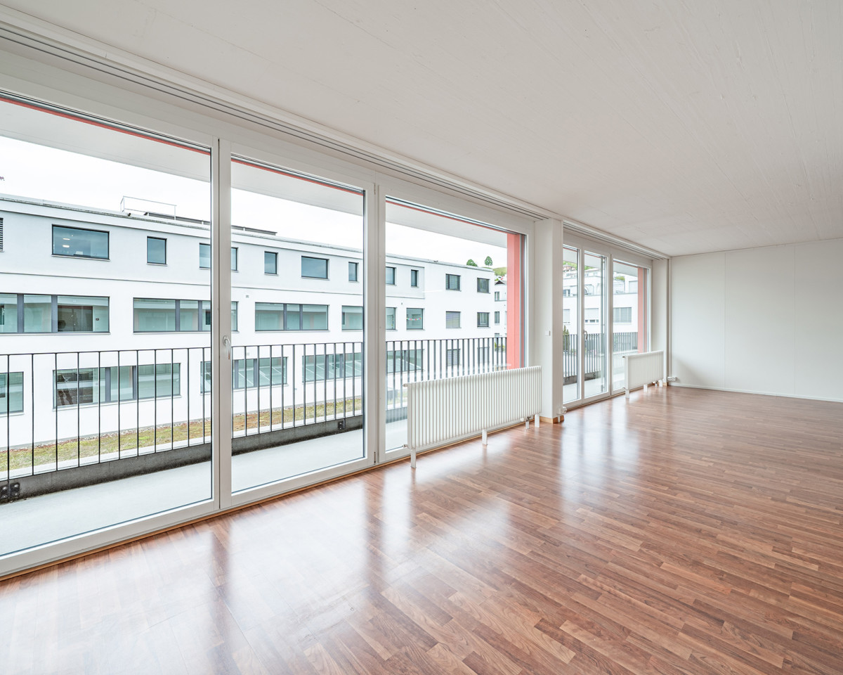 Viel Tageslicht durch grosse Fensterfront