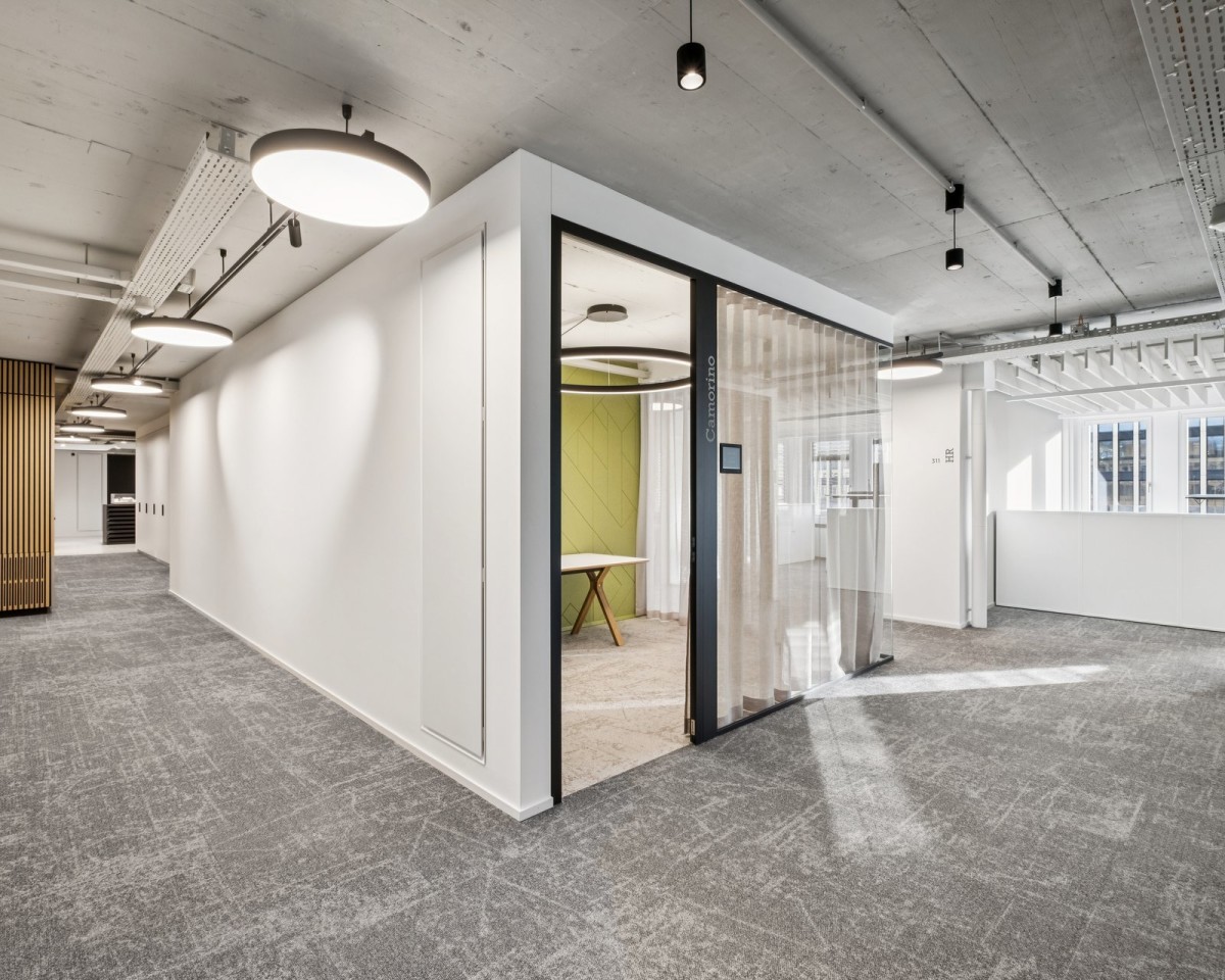 So könnte Ihr Büro aussehen - Verkehrsfläche mit Sitzungszimmer