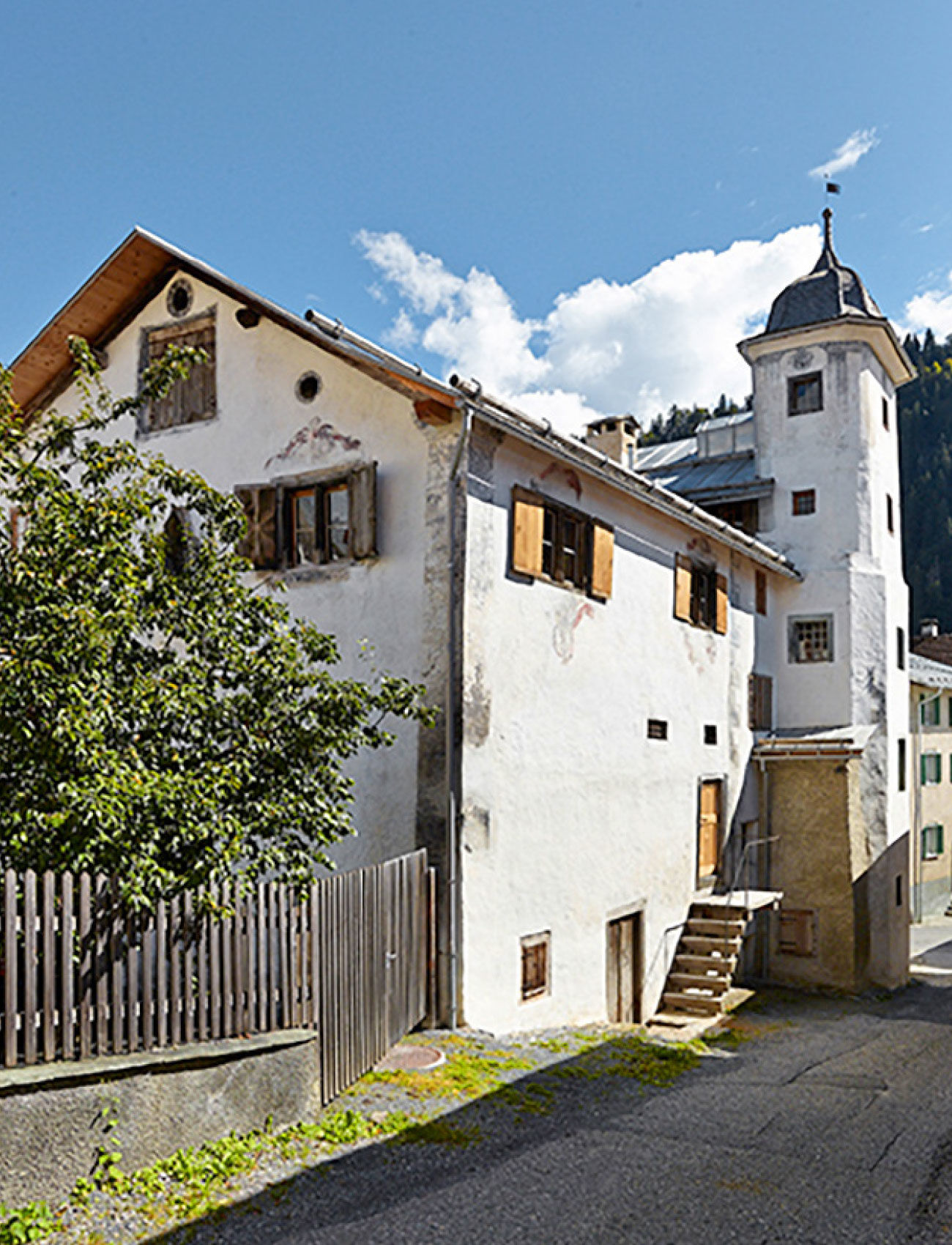Ad esempio nella Türalihus a Valendas, una casa borghese in stile barocco con un’imponente torre a scala.