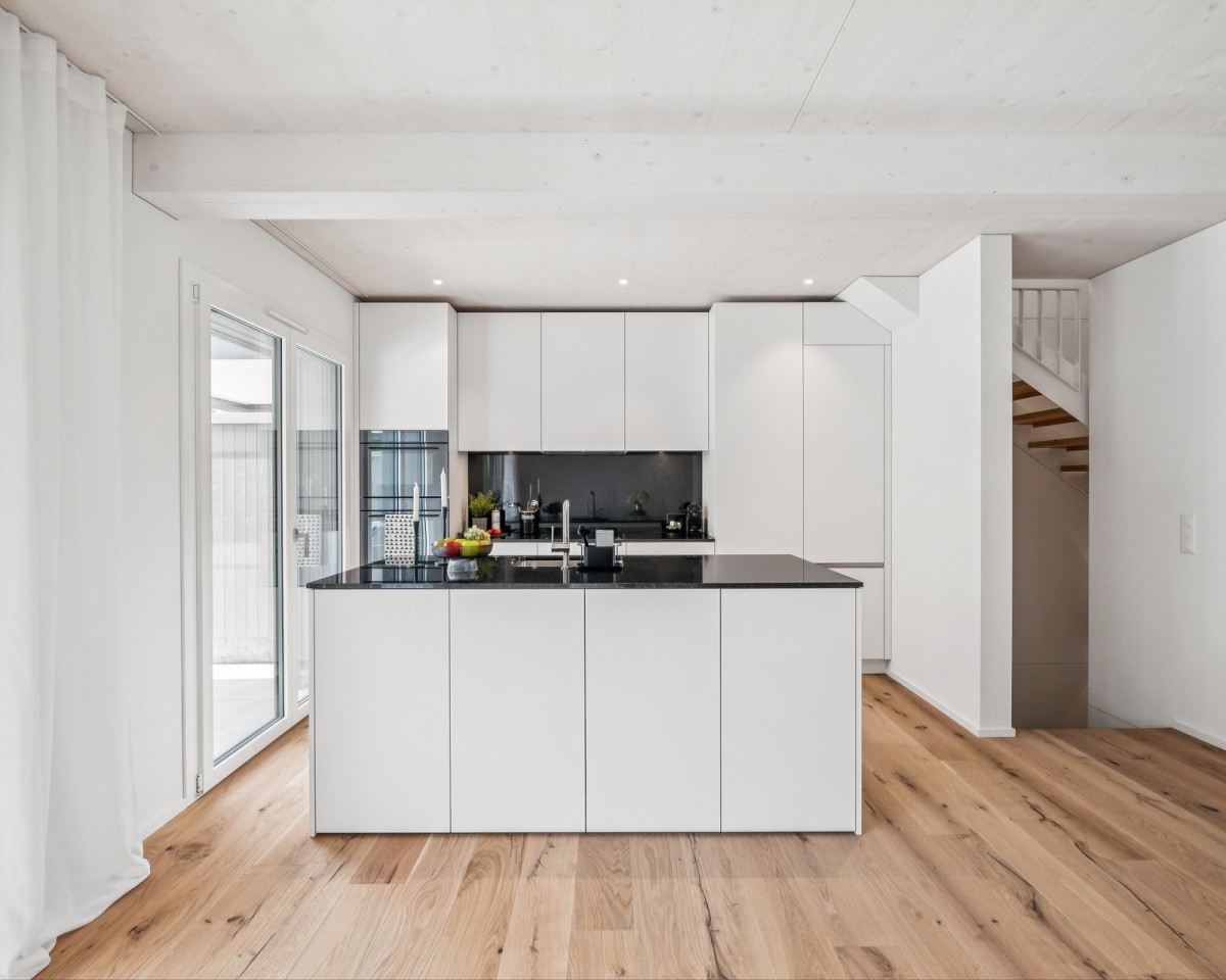 Offene Küche in zeitlosem Design und mit hochwertigen Apparaten