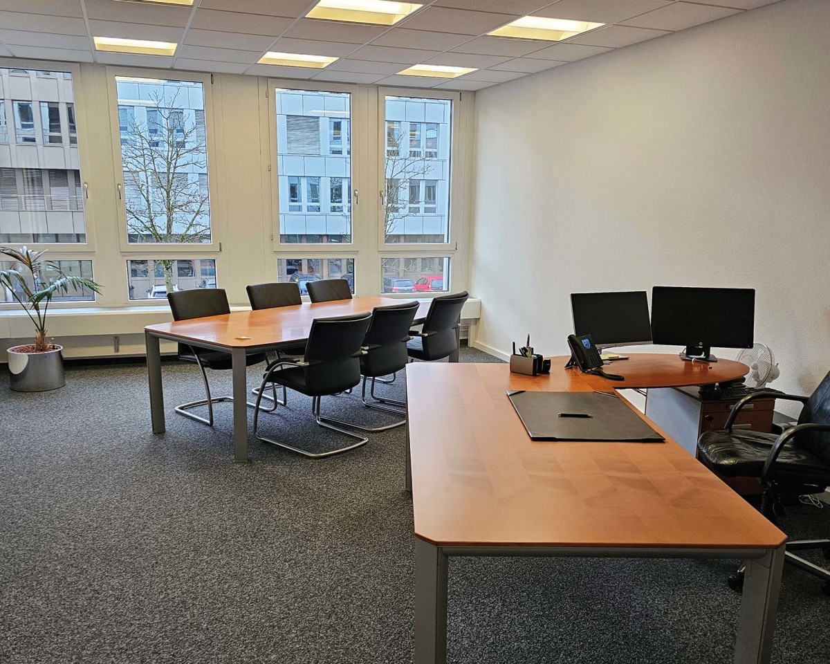 Grosszügiges Büro mit Sitzungstisch
