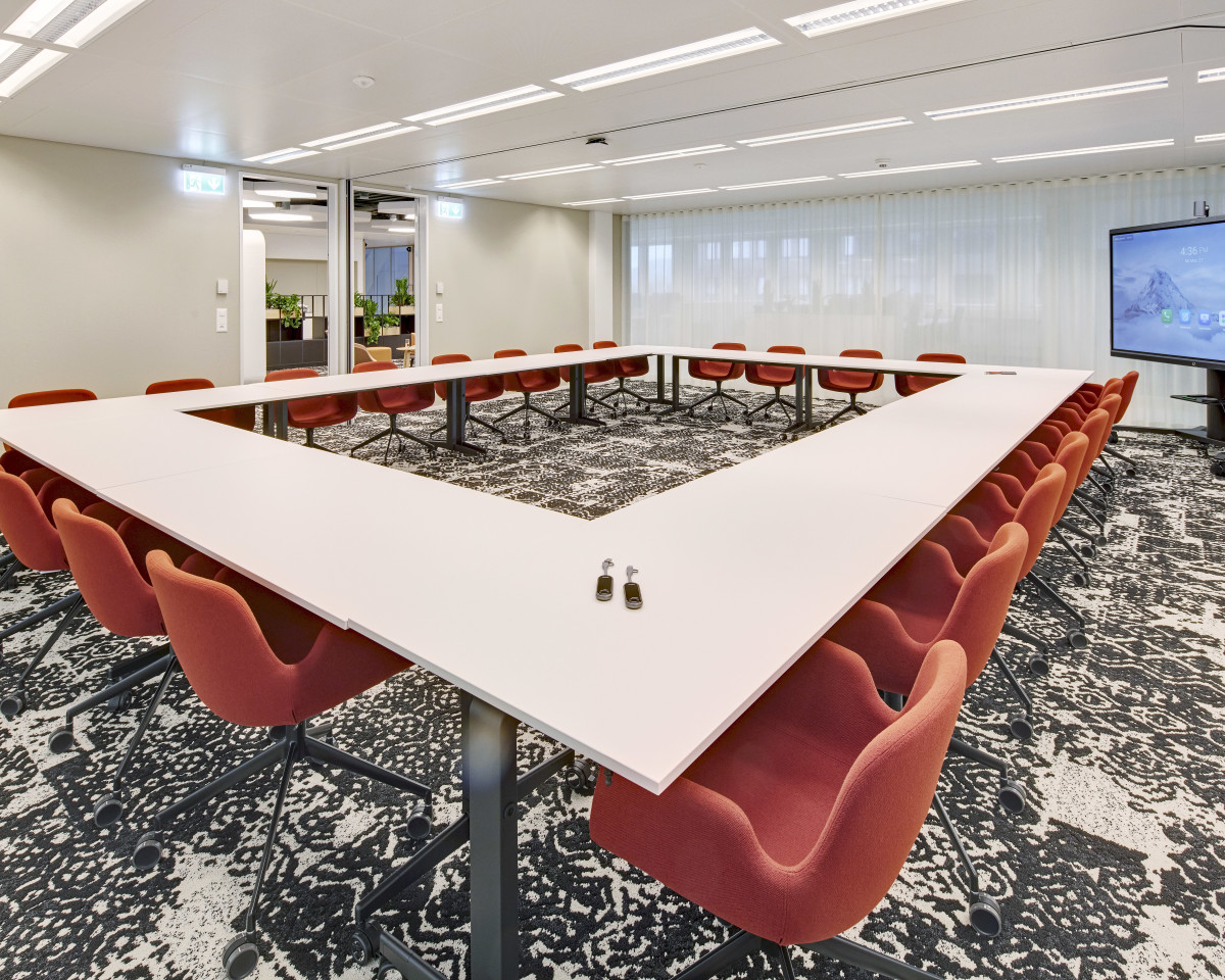 Der Konferenzraum garantiert ein ideales Setup für grössere Besprechungen.