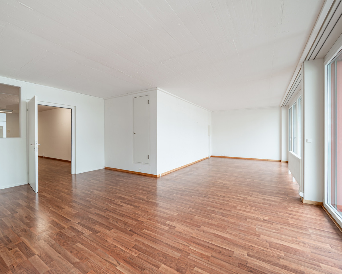 Sehr helle Räume mit kleiner Terrasse