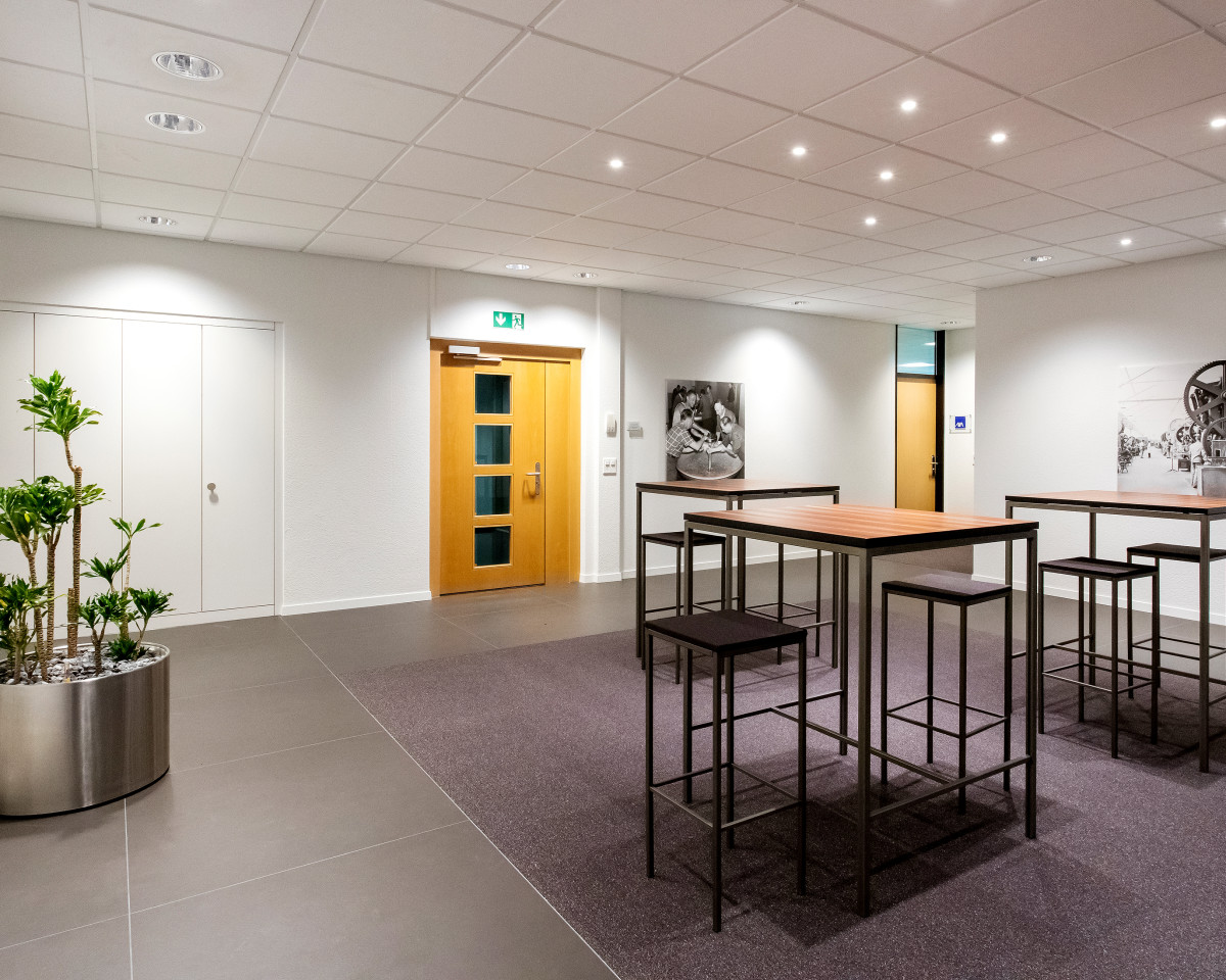 Bistrotische und Hocker zur Mitbenutzung