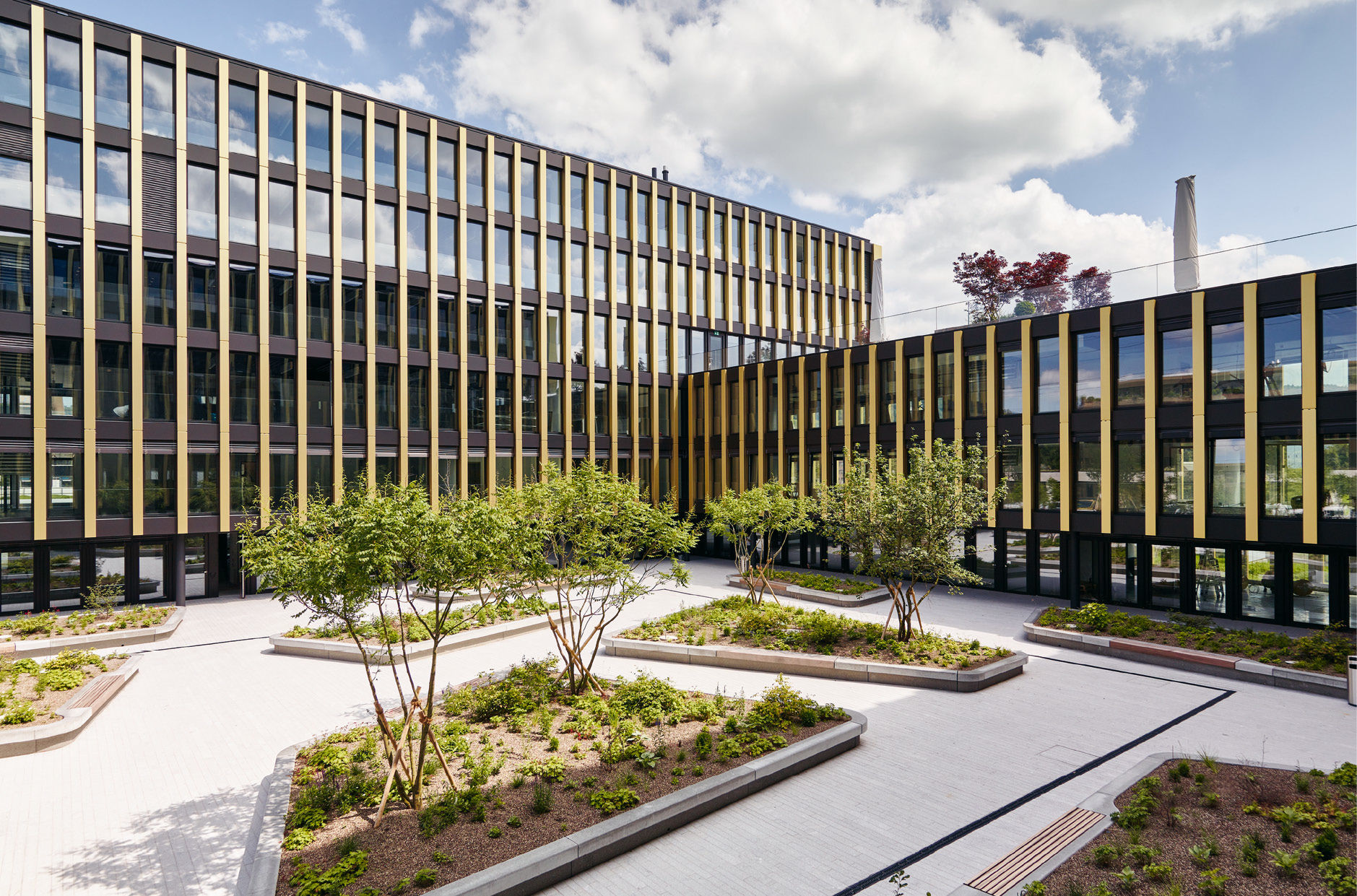 Auch bei Geschäftsimmobilien sind die Zwischenbereiche zentral. Im Bild der Quadrolith der Alfred Müller AG in Baar.<br>Foto: Zeljko Gataric