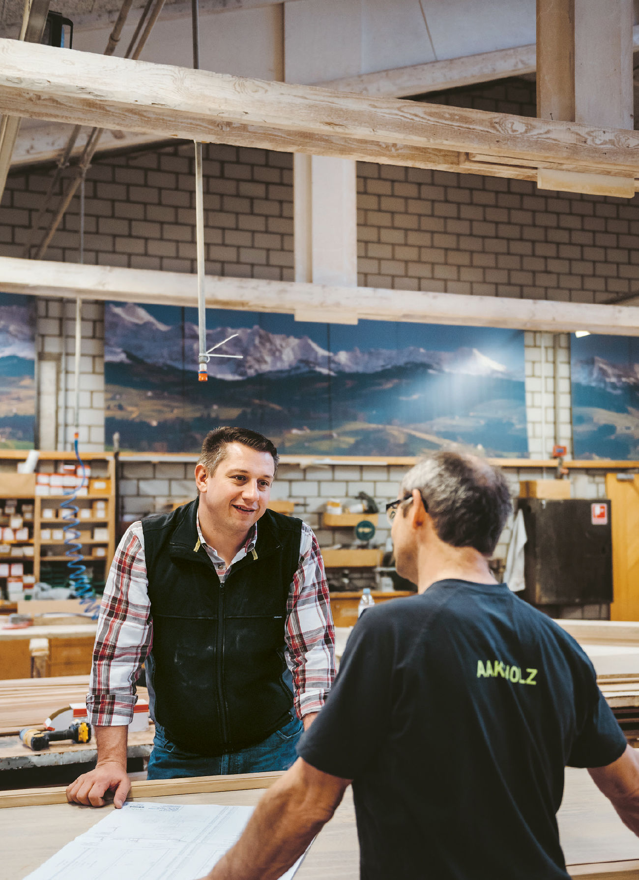 Jörg Abderhalden talking to a colleague.