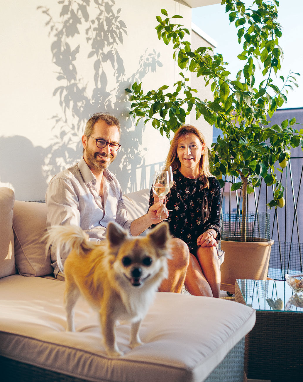 Tutti in casa apprezzano la terrazza riparata dal vento.
