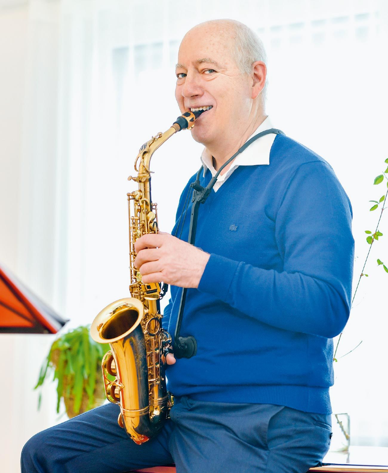 The place for their picture in the dining room is chosen with care. The nail has to fit.Peter Lütolf practises passionately almost every day for his part in his jazz band.
