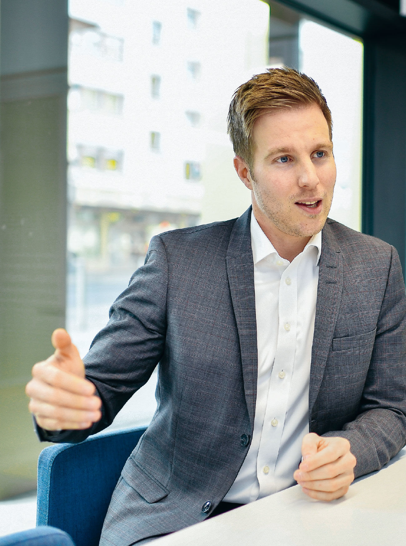 Ici, on peut bien discuter: Daniel Müller en conversation dans l’une des salles de conseil lumineuses, largement vitrées.