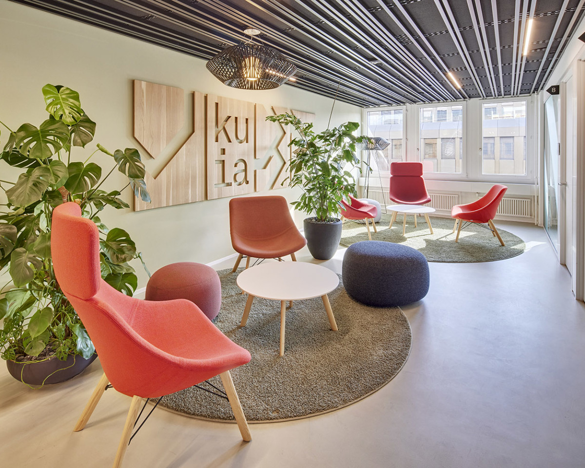 Die komfortablen Lounges laden zu einer kurzen Pause oder einem informellen Austausch ein.