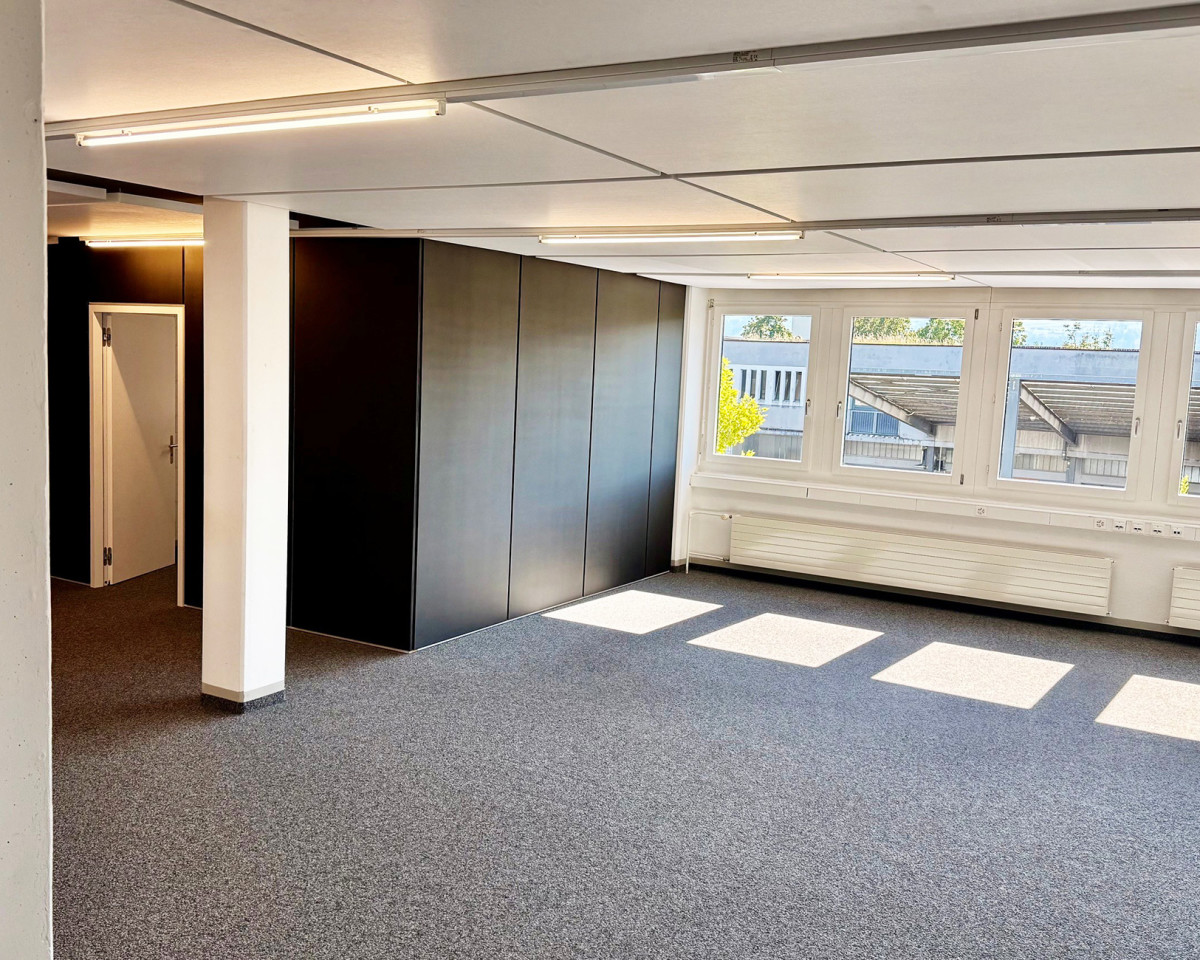 Offener Arbeitsbereich mit angrenzendem Einzelbüro