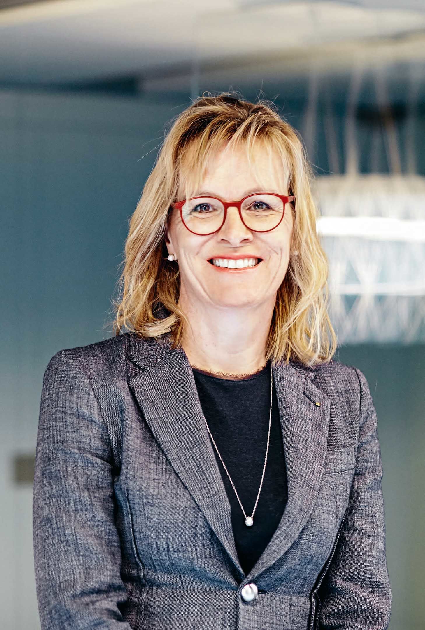 Daniela Hausheer ist verantwortlich fürs  Retailgeschäft und für die Geschäftsstellen. Sie steht in engem  Kontakt zu den Mitarbeitenden und den Kunden.<br>Foto: Anita Affentranger