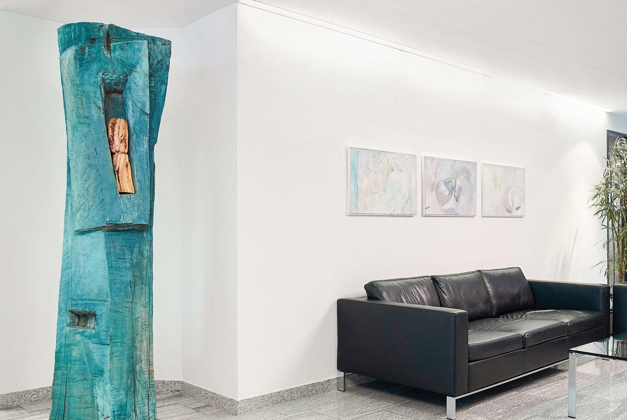 Im Eingangsbereich der Alfred Müller AG setzen die Skulpturen und Bilder künstlerische Akzente.