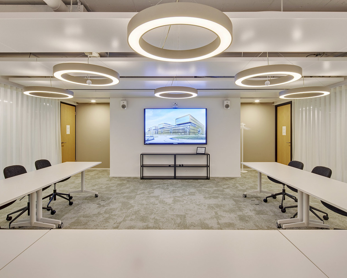 Der Konferenzraum garantiert ein ideales Setup für grössere Besprechungen.