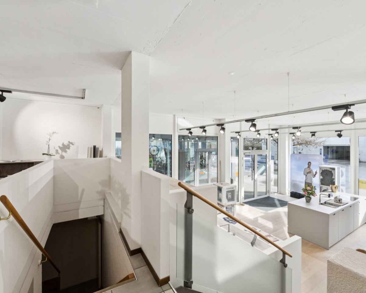 Zwischengeschoss mit Treppen zu Lager und Erdgeschoss